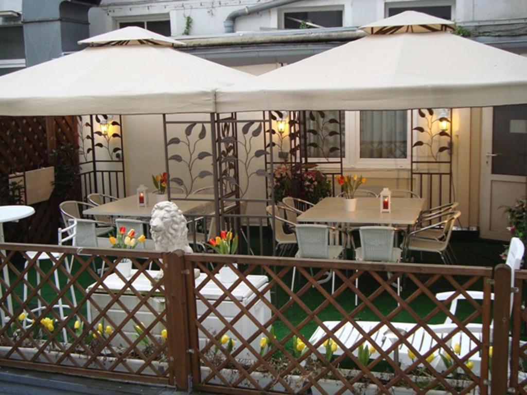 Central Budget Hotel Бон Екстериор снимка