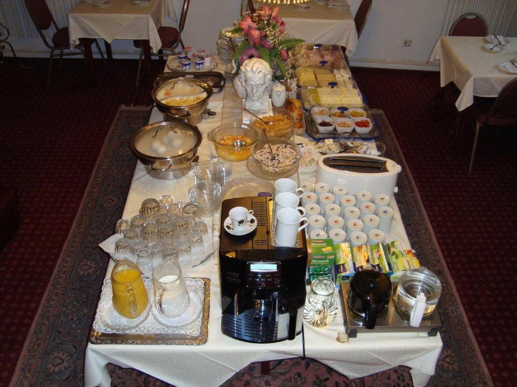 Central Budget Hotel Бон Екстериор снимка