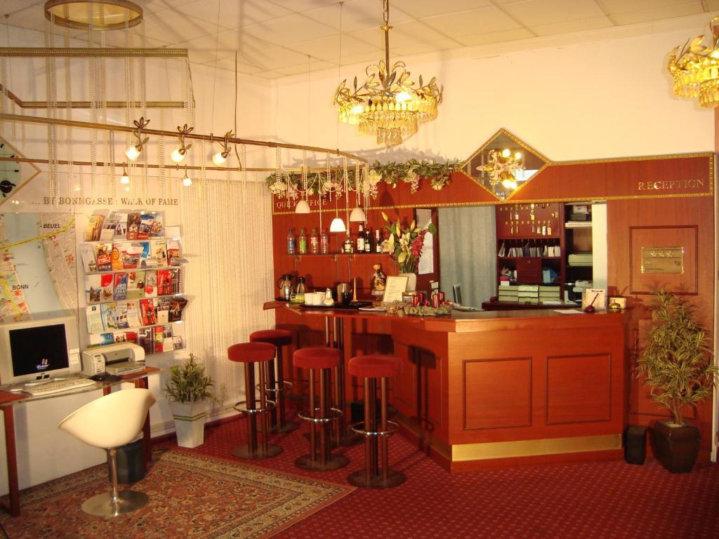 Central Budget Hotel Бон Екстериор снимка