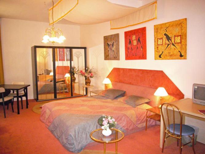 Central Budget Hotel Бон Стая снимка