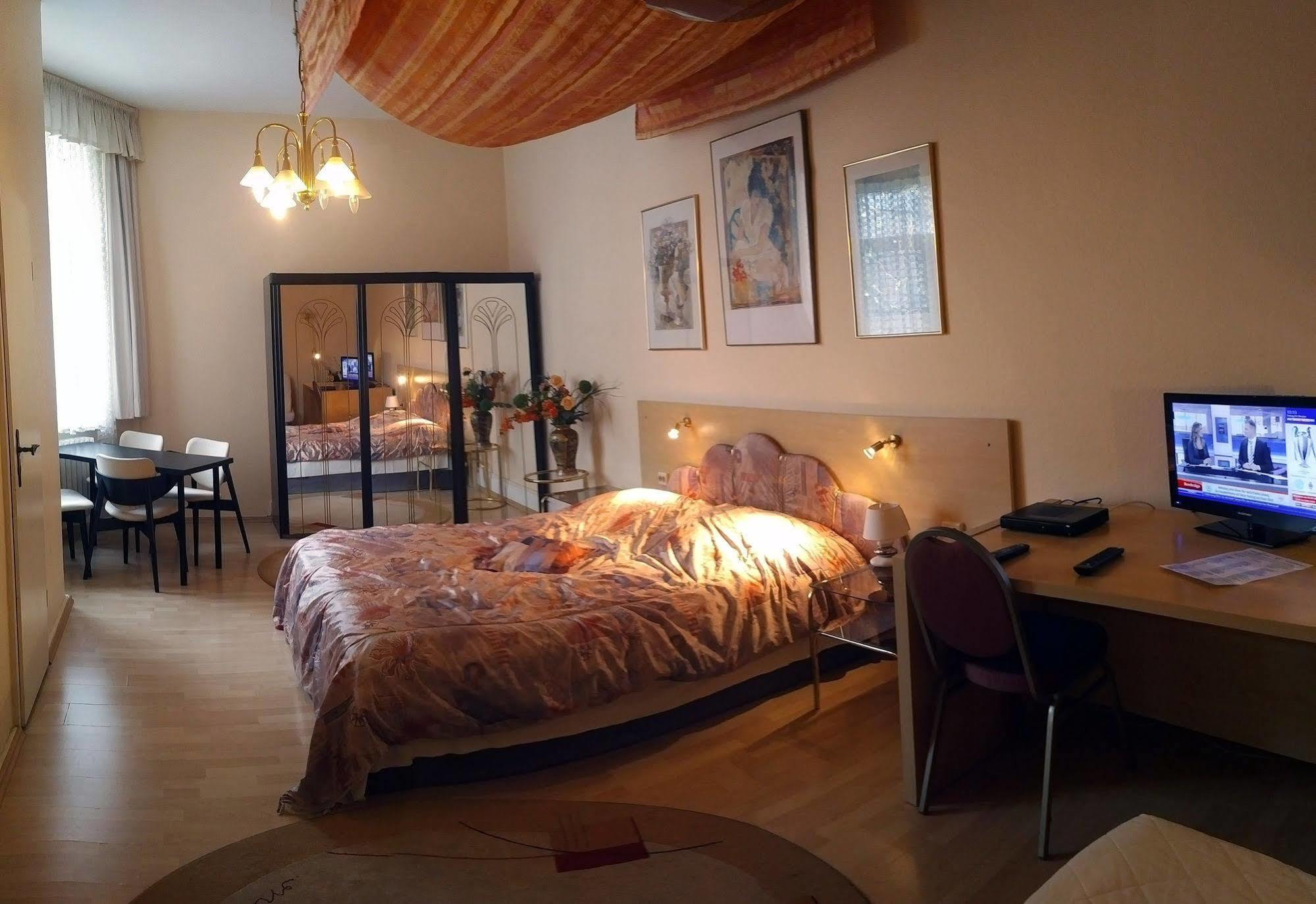 Central Budget Hotel Бон Екстериор снимка
