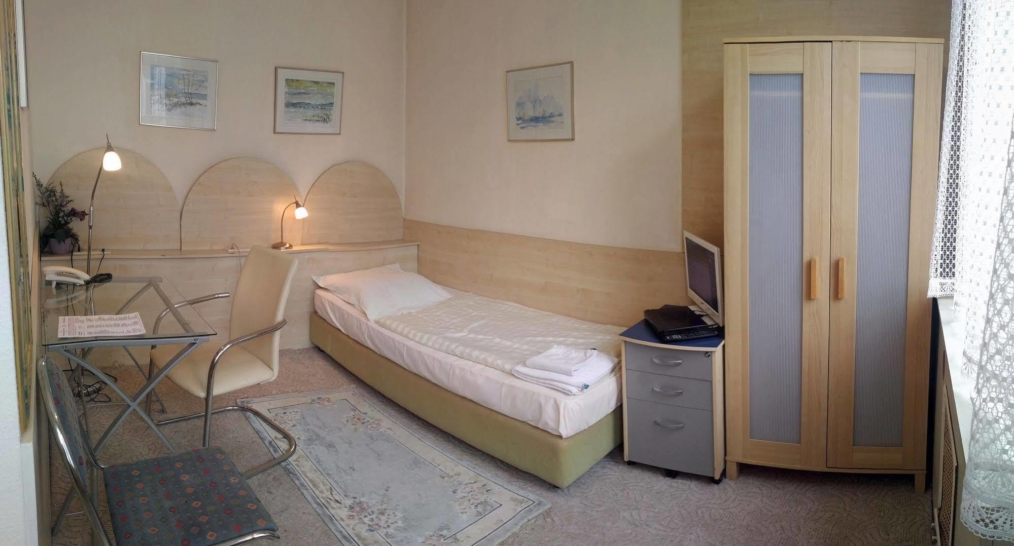 Central Budget Hotel Бон Екстериор снимка