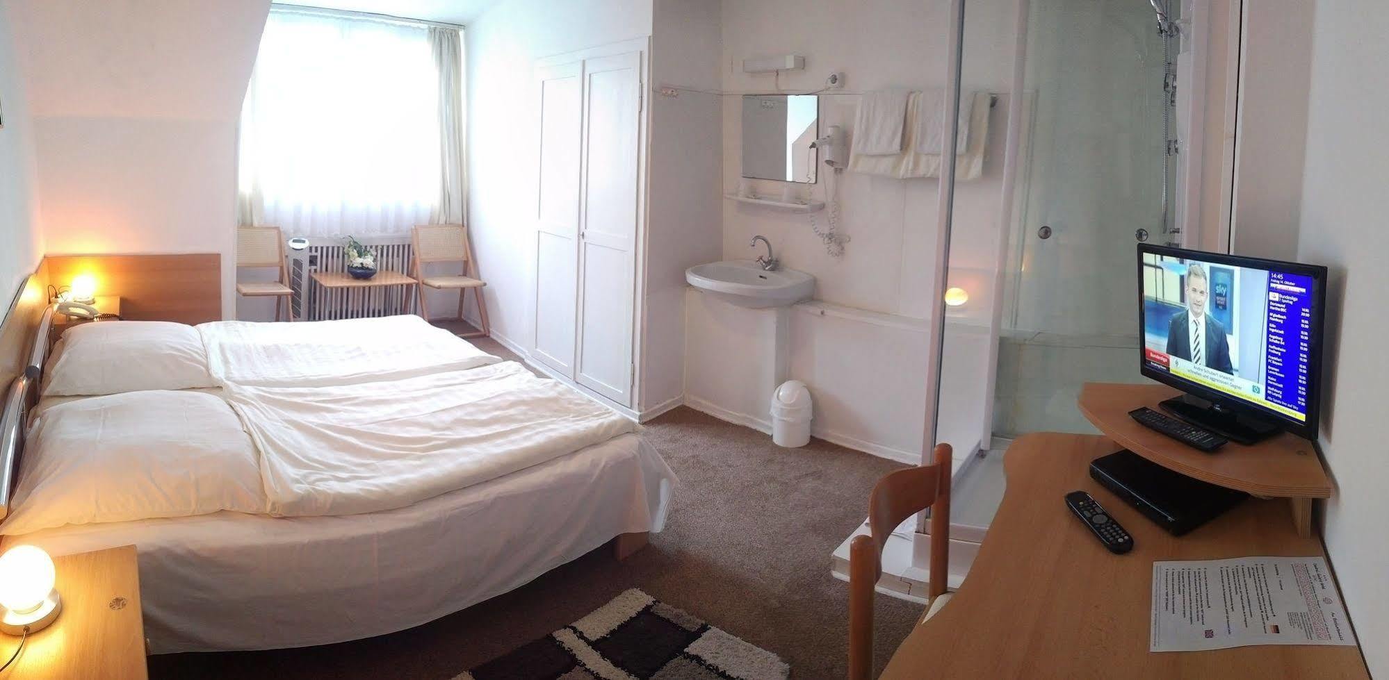 Central Budget Hotel Бон Екстериор снимка