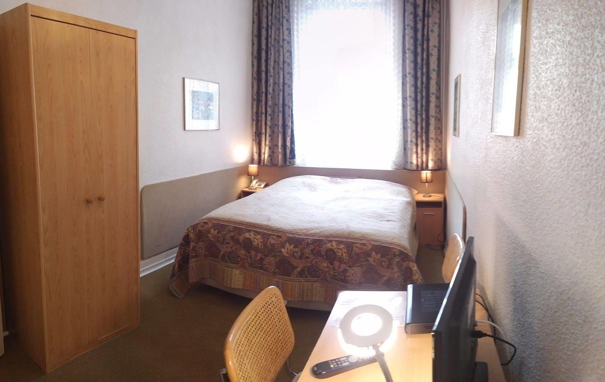 Central Budget Hotel Бон Екстериор снимка