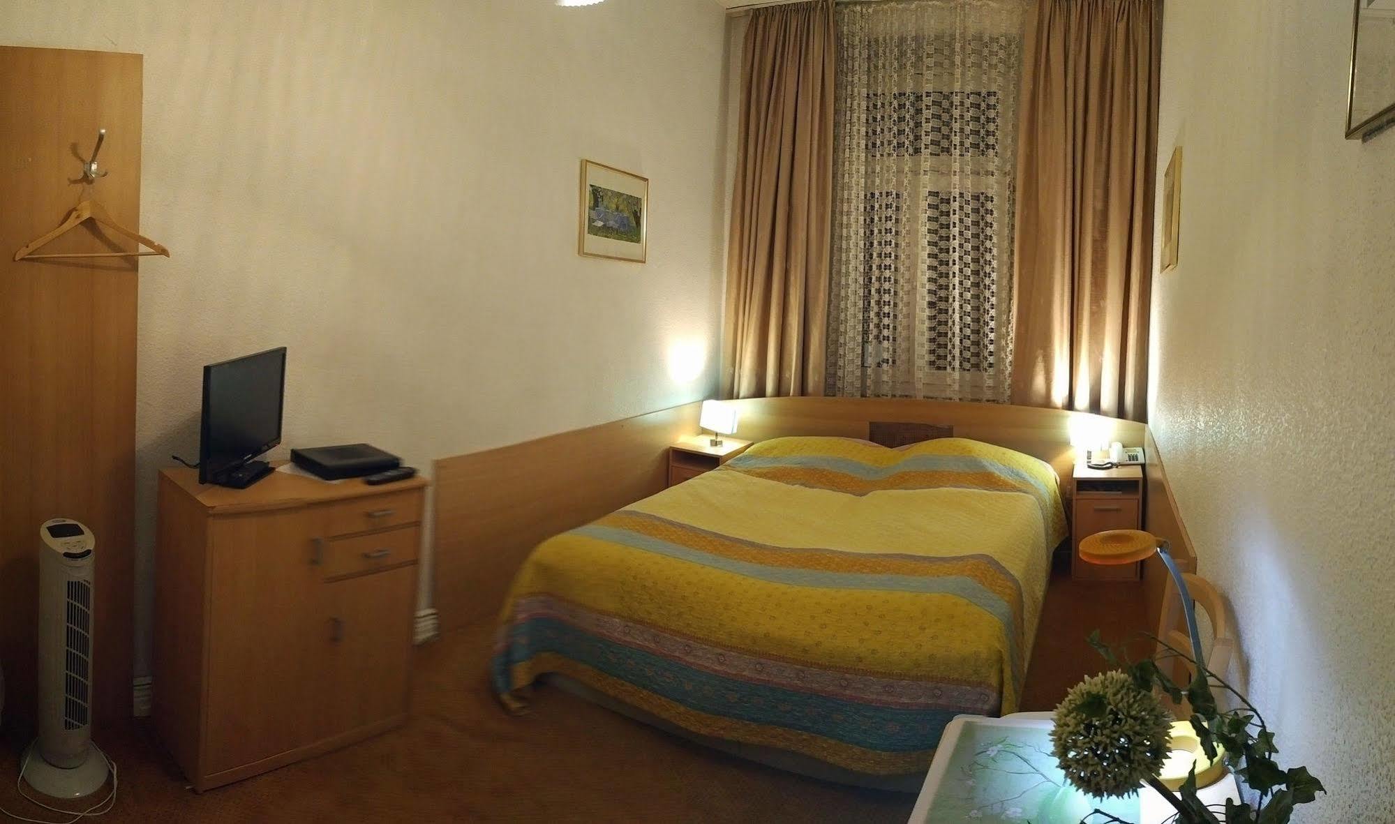 Central Budget Hotel Бон Екстериор снимка