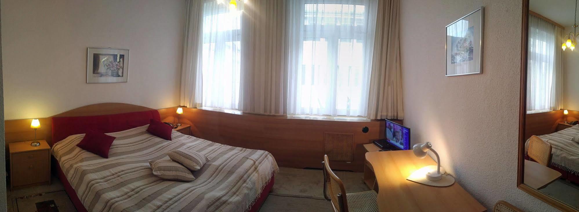 Central Budget Hotel Бон Екстериор снимка