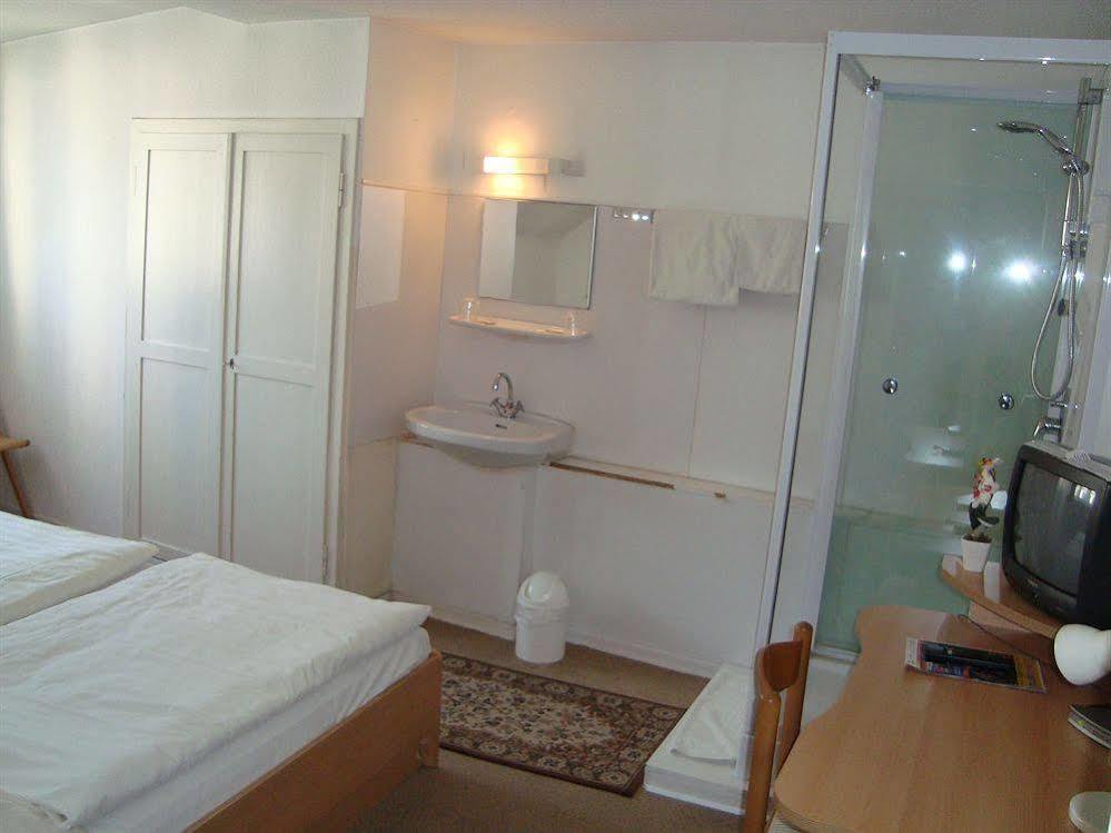 Central Budget Hotel Бон Екстериор снимка