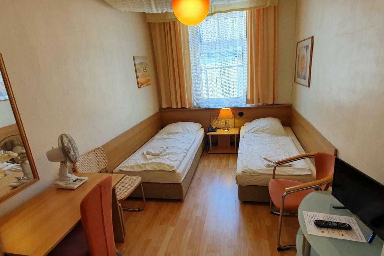 Central Budget Hotel Бон Екстериор снимка